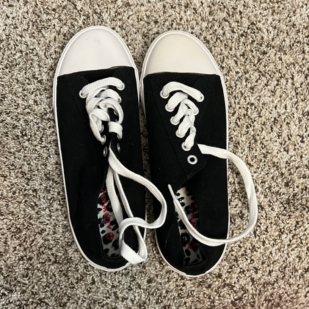 New. Airwalk sneakers. Size 7.